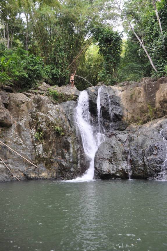 Cachoeira que forma um belo poço, logo acima da Argyle, a maior de Tobago, próximo à Speyside